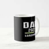 Mug Papa Doit Charger S'Il Vous Plaît Attendre Promu À (Devant droit)