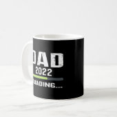 Mug Papa Doit Charger S'Il Vous Plaît Attendre Promu À (Devant gauche)