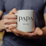 Mug Papa Est. Date avec les noms des enfants | Texte m<br><div class="desc">Cette tasse moderne et élégante en noir et blanc présente un texte décoratif audacieux qui dit "Papa", avec une place pour ajouter l'année où il est devenu père ou grand-père pour la première fois. De l'autre côté de la tasse, vous pouvez lister les noms de ses enfants ou petits-enfants pour...</div>