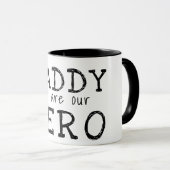 Mug Papa, tu es notre héros Typographie Fête des Pères (Devant droit)