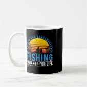 Mug Papi et petite-fille, compagnons de pêche pour la  (Gauche)