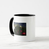 Mug Papillon blanc en vol au coucher du soleil (Devant gauche)