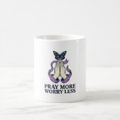 Mug Papillon de chemise chrétien Prie plus Inquiète mo (Centre)
