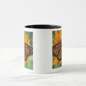 Mug Papillon de monarque (plexippus de Danaus) sur le (Centre)