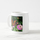 Mug Papillon de monarque sur la fleur de Lantana (Devant gauche)