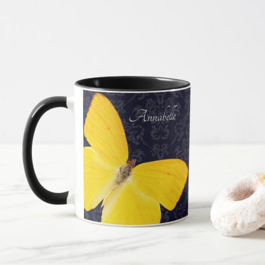 Mug Papillon jaune élégant Damassé noir Ajouter un nom (Avec donut)