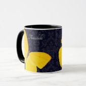 Mug Papillon jaune élégant Damassé noir Ajouter un nom (Devant gauche)