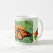 Mug Papillon Monarque Sur Arrière - plan Vert. (Devant droit)