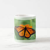 Mug Papillon Monarque Sur Arrière - plan Vert. (Centre)