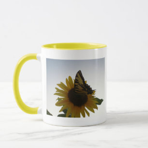 Mug Papillon se reposant au crépuscule