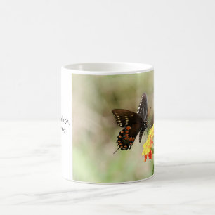 Mug Papillon sur Fleur sauvage, avec Verse de Romains
