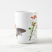 Mug Papillon sur les fleurs d'algues, sur blanc (Centre)