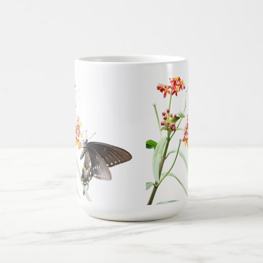 Mug Papillon sur les fleurs d'algues, sur blanc (Centre)