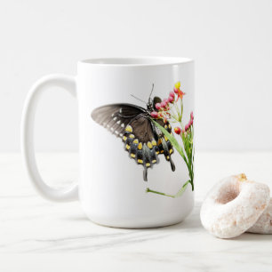 Mug Papillon sur les fleurs d'algues, sur blanc