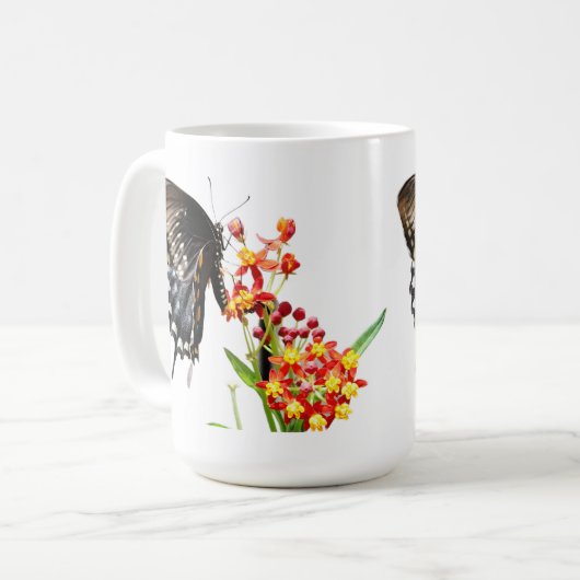 Mug Papillon sur les fleurs d'algues, sur blanc (Devant gauche)