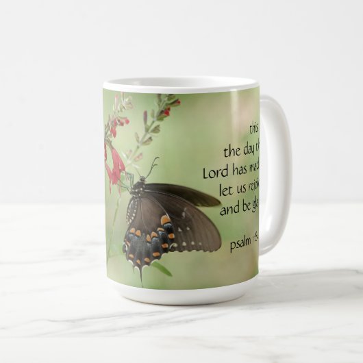 Mug Papillon sur les fleurs, w Verse de Psaume 118:24 (Devant droit)