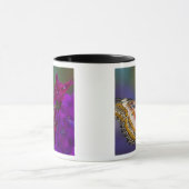 Mug Papillon tropical sur fleurs violettes (Centre)