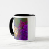 Mug Papillon tropical sur fleurs violettes (Devant gauche)
