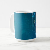 Mug Papillons d'or sur un Arrière - plan bleu (Devant gauche)