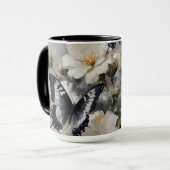 Mug Papillons noirs et blancs sur des fleurs blanches, (Devant gauche)