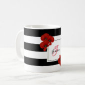 Mug Papillons rouges sur Arrière - plan rayé noir et b (Devant gauche)