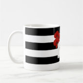 Mug Papillons rouges sur Arrière - plan rayé noir et b (Gauche)