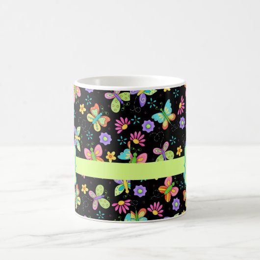 Mug Papillons Whimsy modernes sur Monogramme noir (Centre)