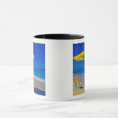Mug Parapluie de plage jaune et chaises sur une plage  (Centre)