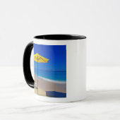 Mug Parapluie de plage jaune et chaises sur une plage  (Devant gauche)