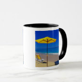Mug Parapluie de plage jaune et chaises sur une plage  (Devant droit)