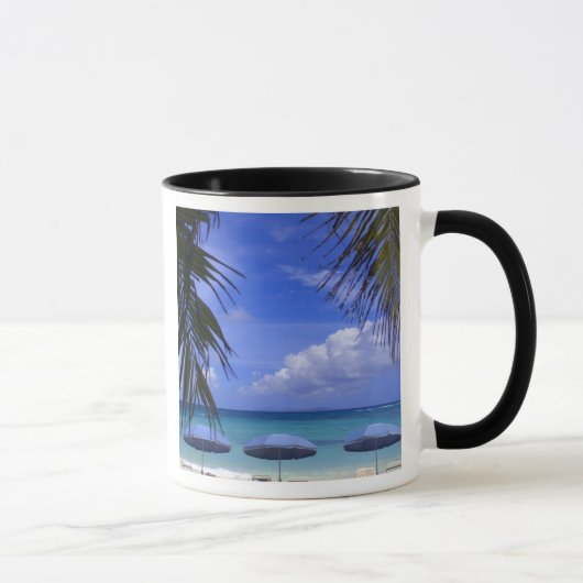 Mug parapluies sur la plage, à Saint-Martin, Caraïbes (Droite)