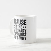 Mug Parce que je suis le réceptionniste vétérinaire C' (Devant gauche)