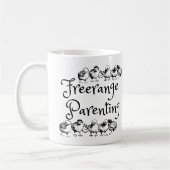 Mug Parentalité freerange avec design en avant-plan (Gauche)