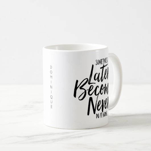 Mug Parfois Plus Tard Devient Jamais La Main Lettrée M (Devant droit)