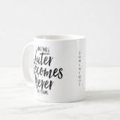 Mug Parfois Plus Tard Devient Jamais La Main Lettrée M (Devant gauche)