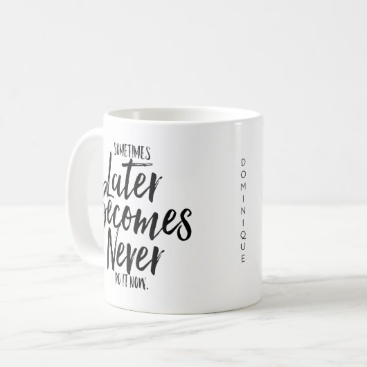 Mug Parfois Plus Tard Devient Jamais La Main Lettrée M (Devant gauche)