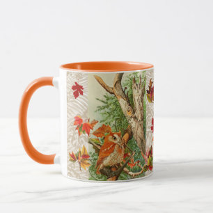 MUG PARMI LES FEUILLES DE CHUTE EN BOIS