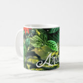 Mug Parrot écarlate macaw dans la jungle avec des fleu (Devant gauche)