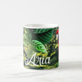 Mug Parrot écarlate macaw dans la jungle avec des fleu (Centre)