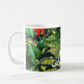 Mug Parrot écarlate macaw dans la jungle avec des fleu (Gauche)