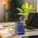 Mug Parties scintillant bleue nom gouttes monogramme i<br><div class="desc">Une tasse monogrammée fillette et tendance. Un arrière - plan bleu marine chic décoré de faux gouttes de parties scintillant, la peinture goutte à goutte. La couleur bleue est inégale. Personnalisez et ajoutez un nom et des initiales monographiques. Lettres bleues et blanches. Le nom est écrit avec un script de...</div>