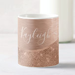 Mug Parties scintillant métal Rose or personnalisé<br><div class="desc">Personnalisez facilement cette tasse à café rose en métal brossé et en faux parties scintillant glamour à motif de table avec votre propre nom personnalisé.</div>