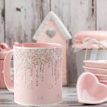 Mug Parties scintillant rose vif gouttes brillant mono<br><div class="desc">Élégant,  classique,  glamour et féminin. Un arrière - plan rose vif,  décoré de gouttes de parties scintillant,  de peinture dégoulinante. Personnalisez et ajoutez des initiales monographiques. Vos initiales comme motif arrière - plan.</div>