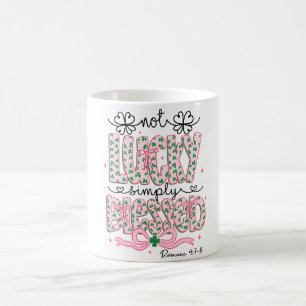 Mug Pas chanceux simplement béni chrétien Romains 4:7–