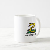 Mug Pas de pas sur les mèmes de serpent Gadsden parodi (Devant droit)
