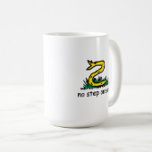 Mug Pas de pas sur les mèmes de serpent Gadsden parodi (Devant droit)