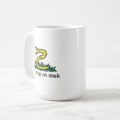 Mug Pas de pas sur les mèmes de serpent Gadsden parodi (Devant gauche)