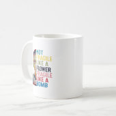 Mug Pas Fragile Comme Une Fleur Mais Une Bombe Ruth Gi (Devant gauche)