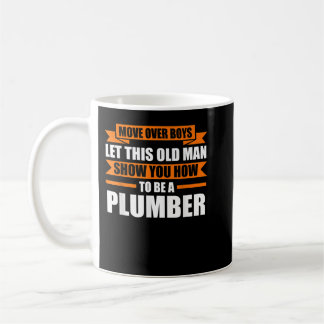 Mug passer au-dessus des garçons laisser la plomberie