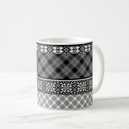 Mug Patchwork rayé noir et blanc avec dentelle (Devant droit)